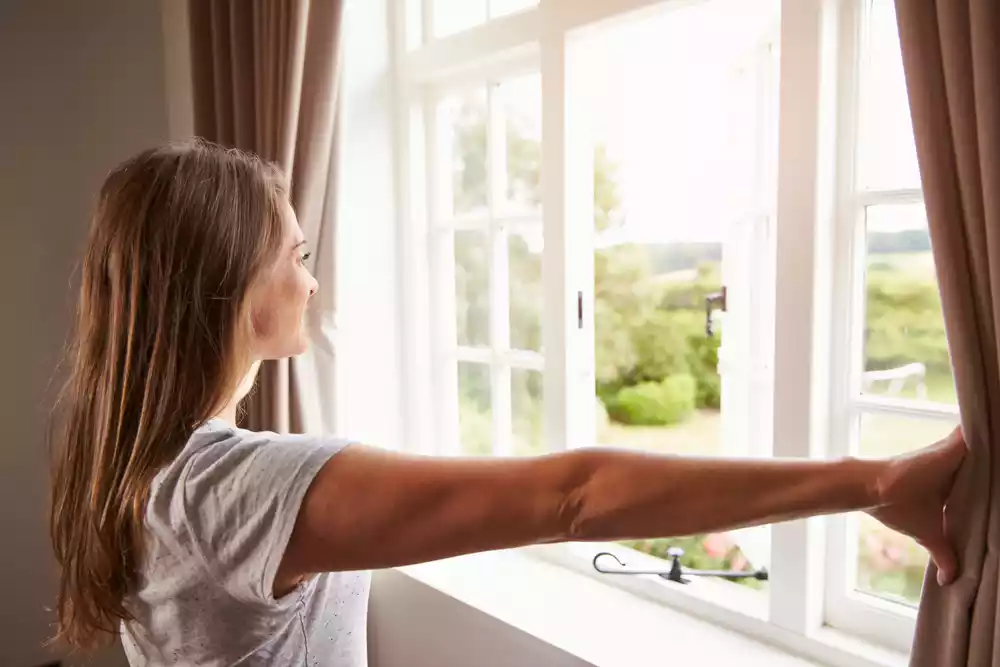Why Renters Should Be Aware of Carbon Monoxide in Houses 3 abriendo ventana